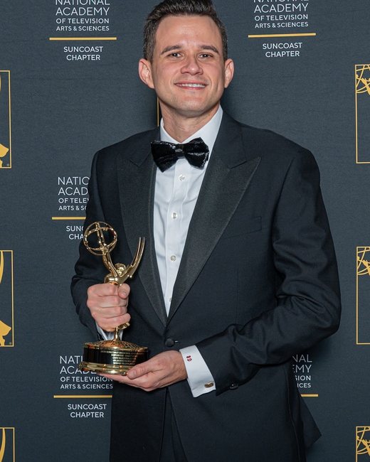Gilberto Dorrego con un premio Emmy regional, Suncoast Chapter de la National Academy of Television Arts & Sciences